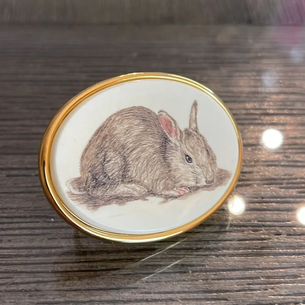 VINTAGE MFA: MUSEUM of FINE ARTS SCRIMSHAW BUNNY RABBIT GOLD-TONE PIN or BROOCH